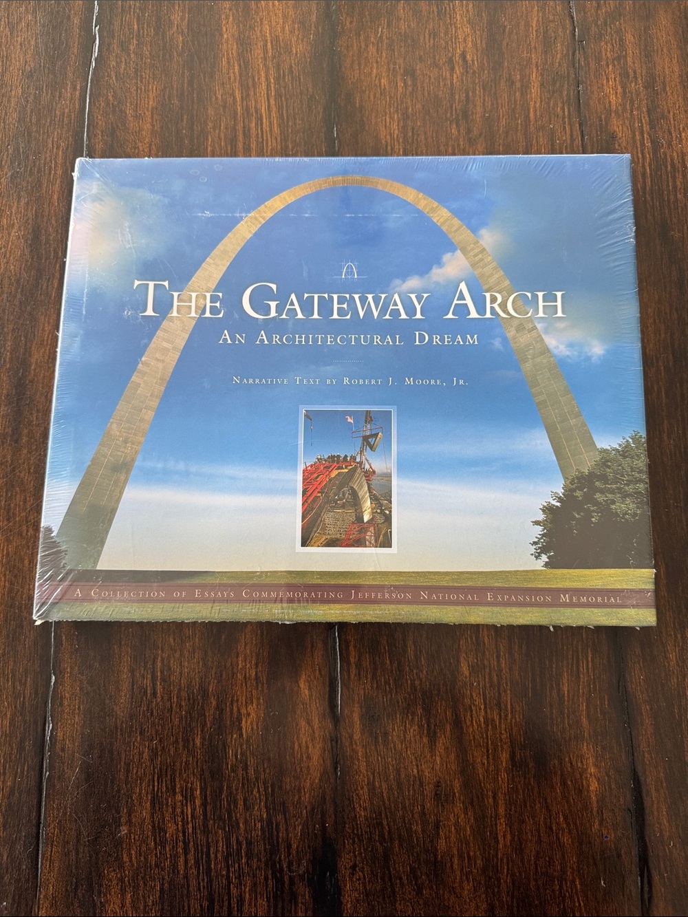 The Gateway Arch: An Architectural Dream - Hardcover Book by Robert J Moore,Jr.
